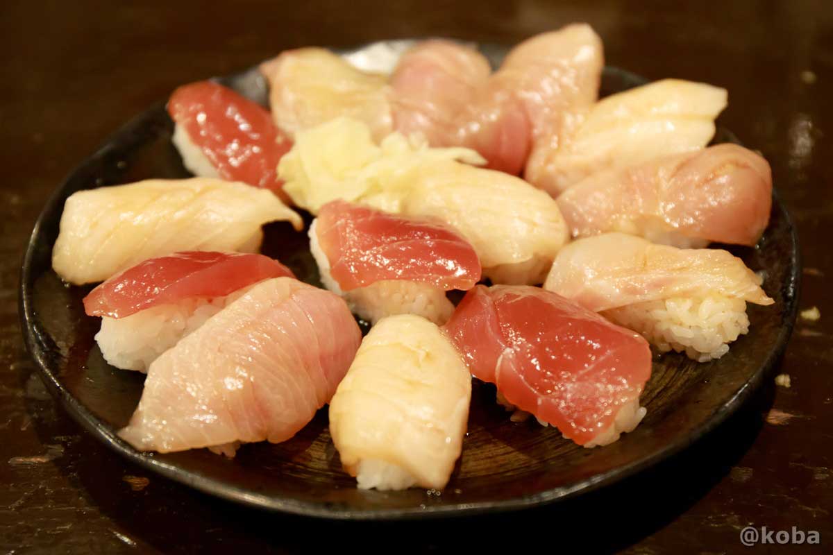 特製ダレに漬け込まれたツヤツヤのネタが美しい、八丈島名物の「島寿司」ボリューム満点の2人前10貫