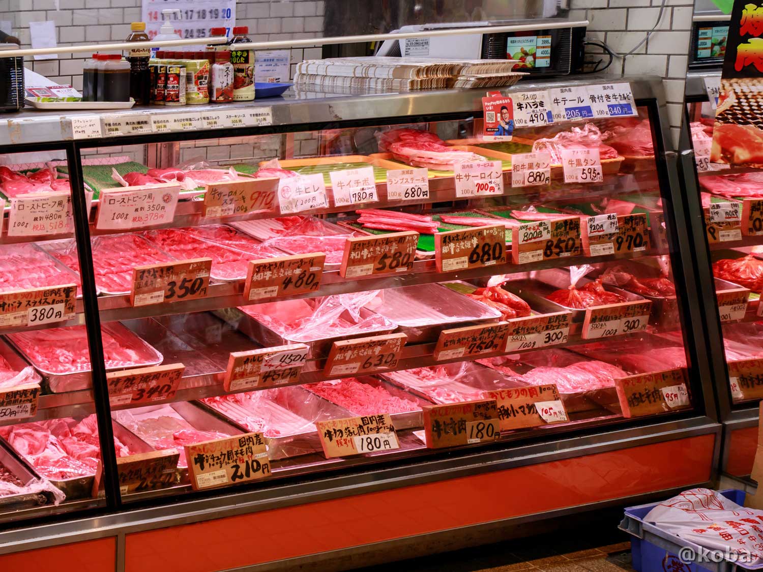 2021年に撮影した精肉店「藤森畜産」のショーケース。手書きの値札とともに、和牛サーロインや牛タンなど様々な部位の新鮮なお肉がずらりと並んでいる様子