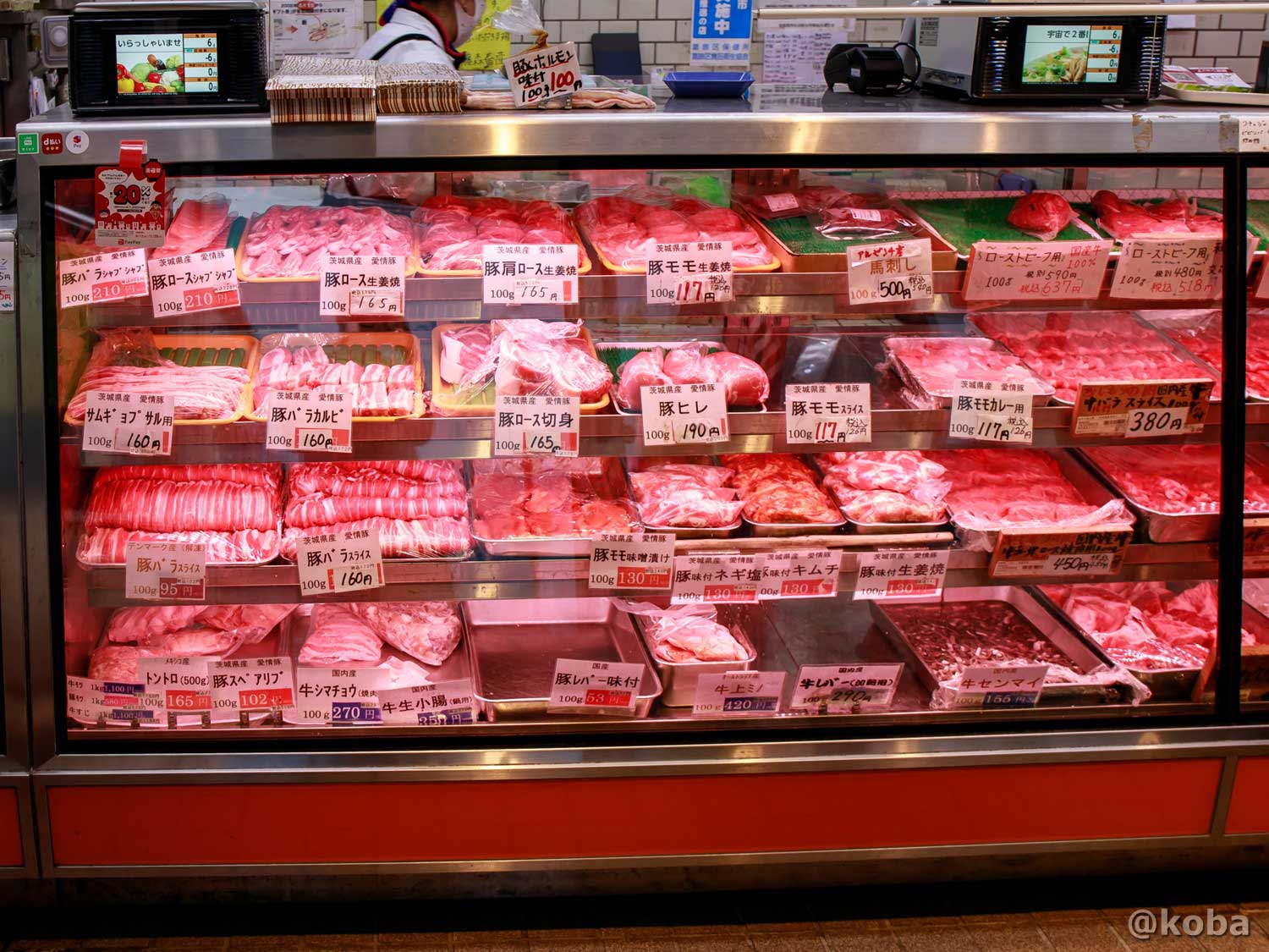 2021年に撮影した精肉店「藤森畜産」のショーケース。愛情豚の豚バラスライスやロース、牛シマチョウや牛レバーなどのホルモン類が手書きの値札とともに陳列されている様子
