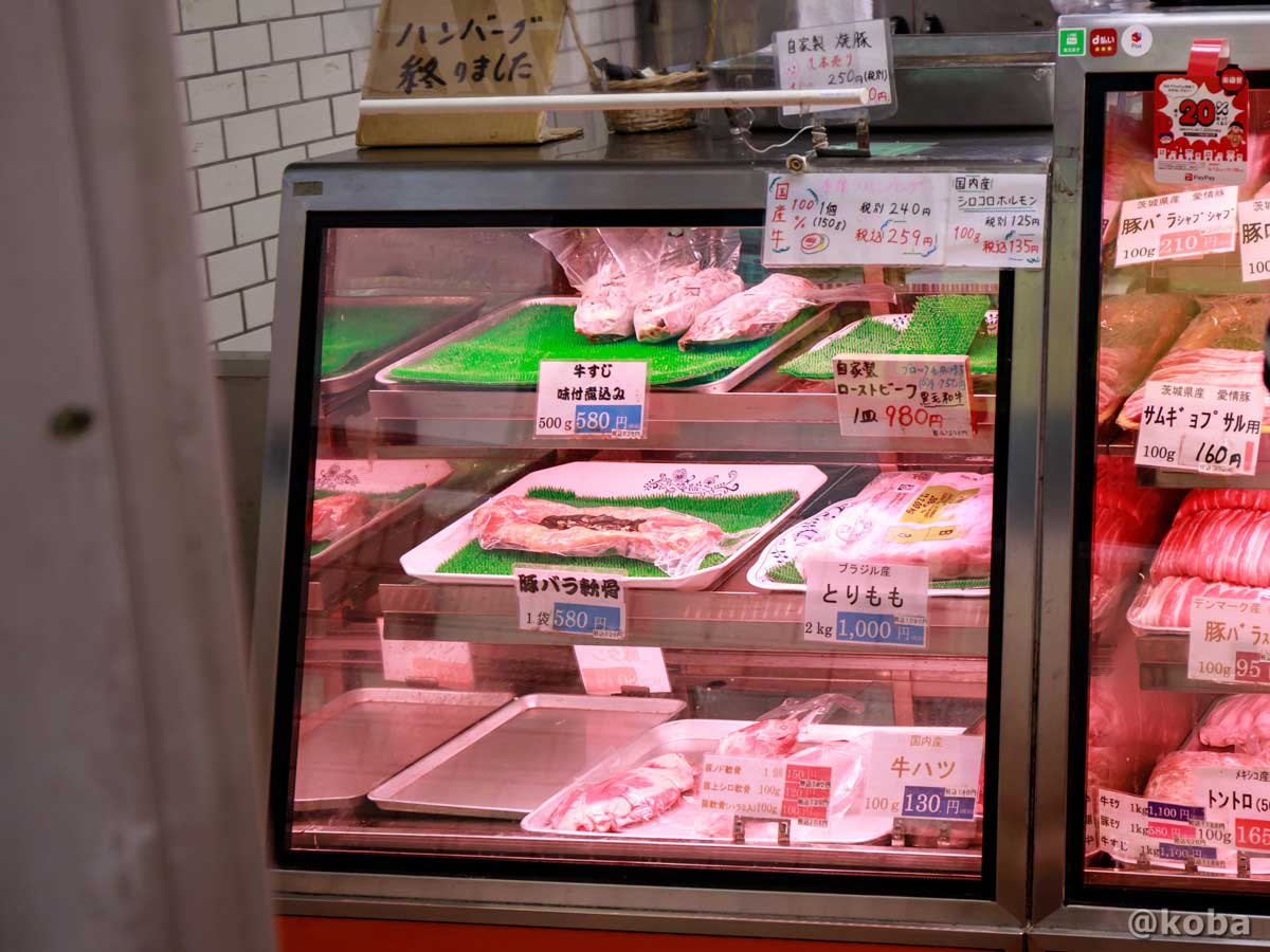 2021年に撮影した精肉店「藤森畜産」のショーケース。牛すじ味付煮込みや自家製ローストビーフ、2kgのとりもも肉などが並び、上部には「ハンバーグ終りました」という案内札も見える風景
