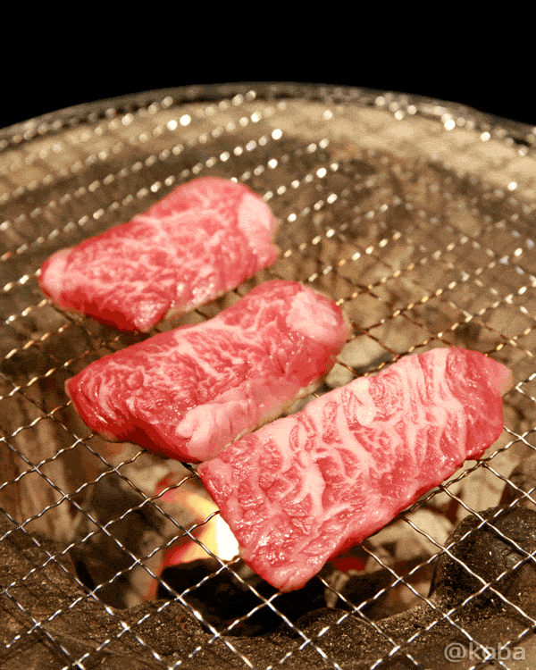 藤森畜産(葛飾区西水元)で購入した国内産牛上カルビを七輪の網で焼くGIF動画。炭火の上でお肉から脂が溢れ、美味しそうな煙が立ち上がる臨場感あふれる様子