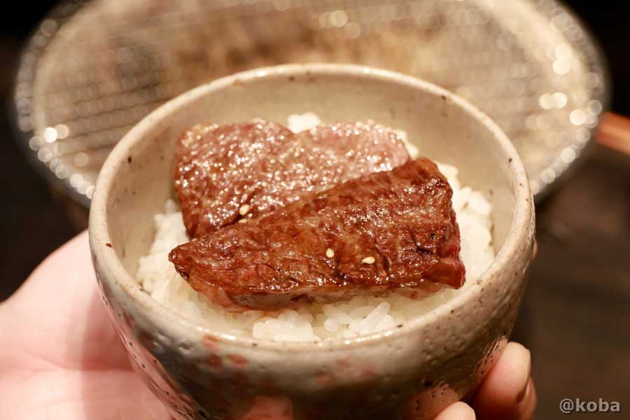 藤森畜産(葛飾区西水元)で購入した国内産牛上カルビを、炊き立てのご飯にのせた「オン・ザ・ライス」の様子。脂が強すぎず適度なサシの旨みが広がる、焼き上がりの美味しそうな1枚
