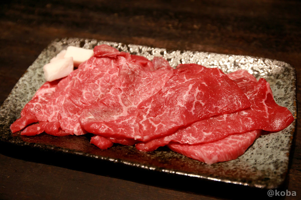 和皿に並んだ藤森畜産の国内産牛赤身もも肉ロース。鮮度の良さが伝わる深い赤色の赤身肉と牛脂
