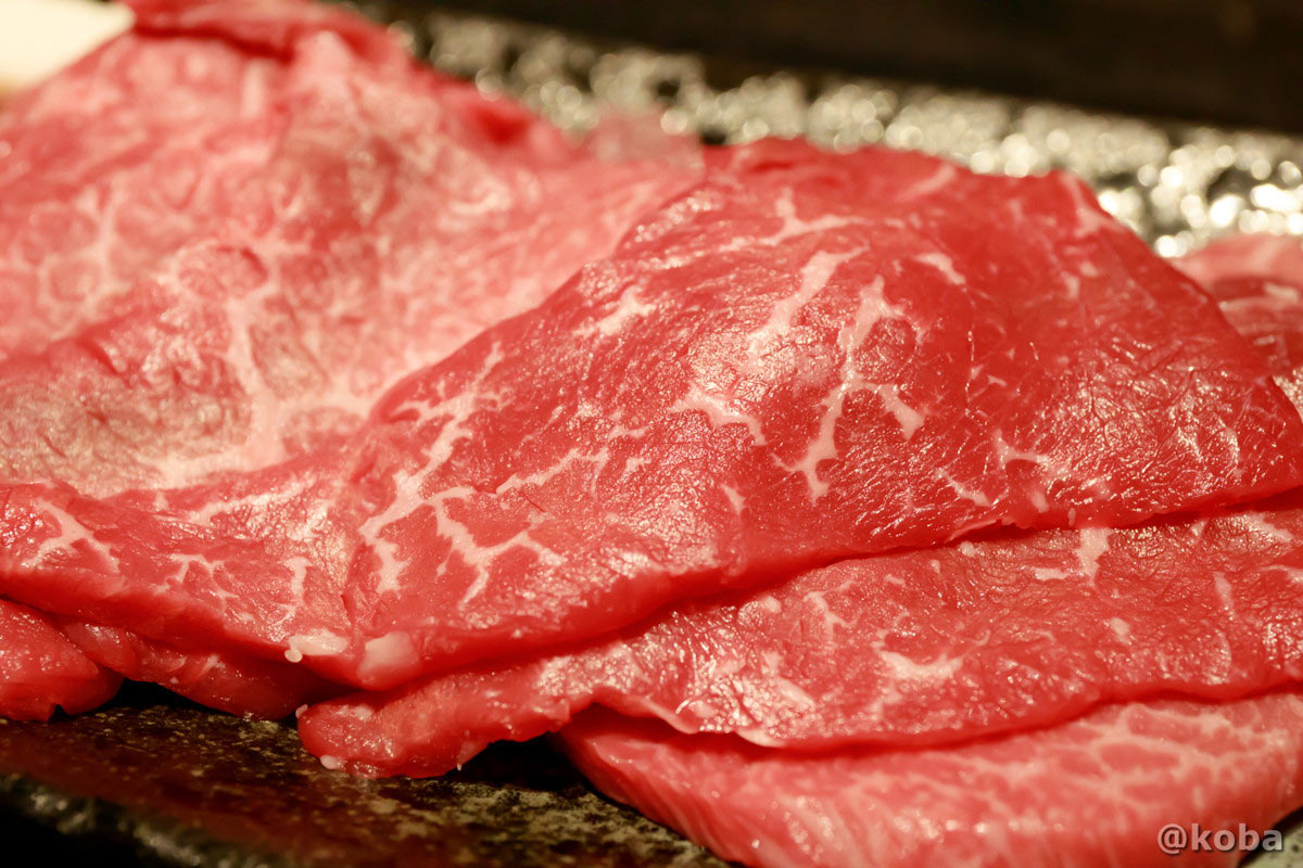 藤森畜産(葛飾区西水元)の国内産牛赤身もも肉ロースのアップ。深みのある鮮やかな赤身の色味ときめ細やかな質感が際立つ、精肉のクローズアップ写真