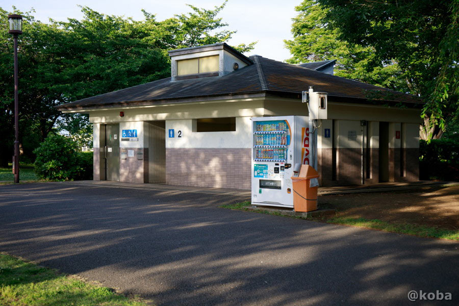 清潔なトイレと自動販売機
