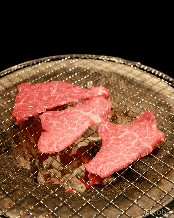 藤森畜産(葛飾区西水元)で購入した国内産牛赤身もも肉ロースを、七輪の網でじっくりと低温で焼くGIF動画。固くならないよう火加減に注意しながら丁寧に焼き上げる様子
