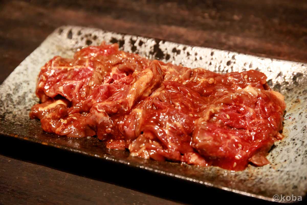 藤森畜産(葛飾区西水元)で購入した味付けハラミ(オーストラリア産)。特製のタレと白ごまがしっかりと揉み込まれ、食欲をそそるツヤのあるお肉が和皿に盛り付けられた様子