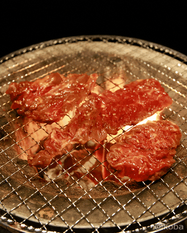 藤森畜産のオーストラリア産味付けハラミを網焼きにしているGIF動画。100g 250円のクーポン価格で購入した精肉の調理風景