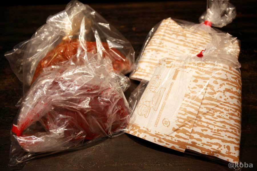 藤森畜産で購入したお肉のパッケージ写真。包装紙やビニール袋に包まれた状態の精肉が並んでいる様子