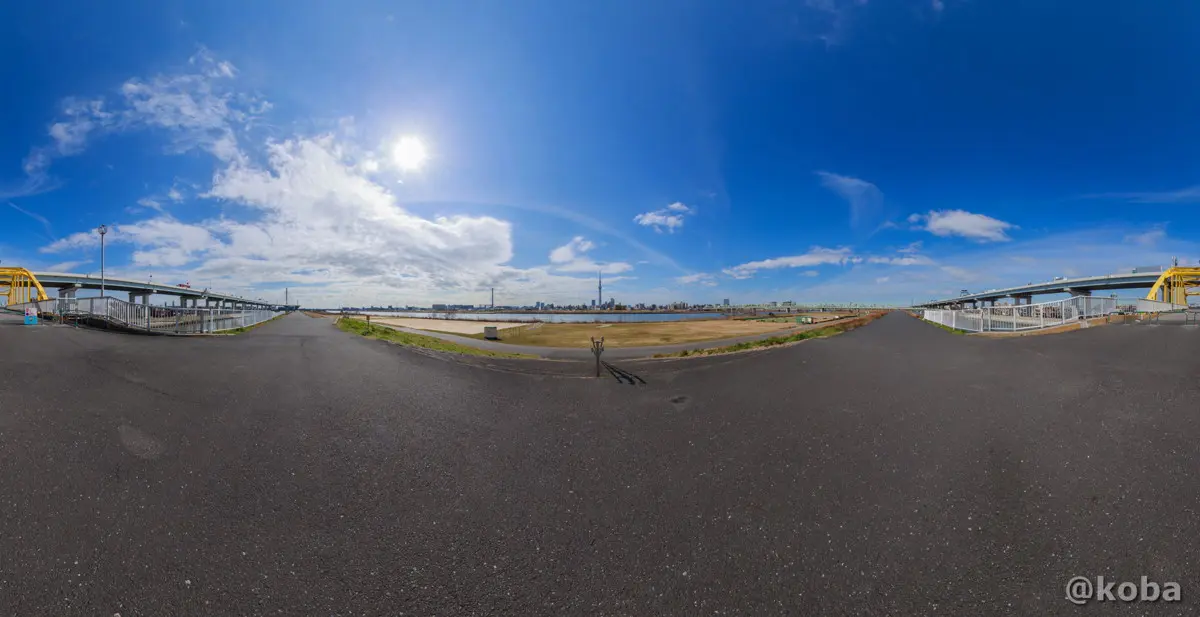 快晴の青空が広がる四ツ木の荒川土手と東京スカイツリーの360度パノラマ写真