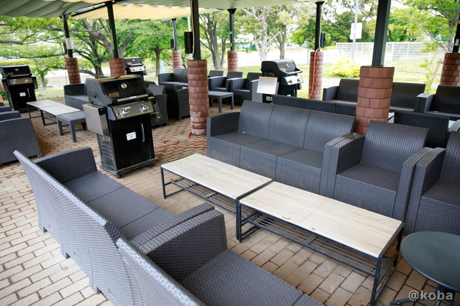 THE OASIS LOUNGE のゆったりとしたソファーシート