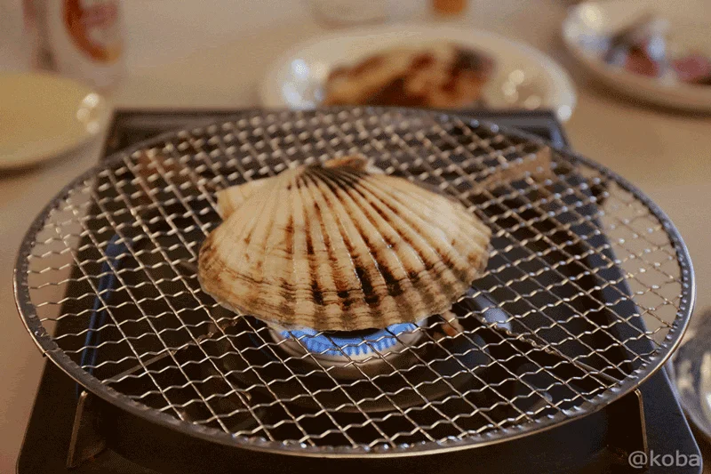 熱によってホタテの殻の口がゆっくりと開いてきた瞬間