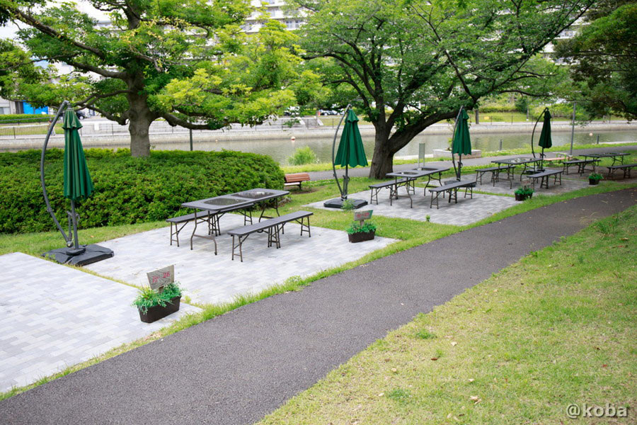 水辺の景色を楽しめるパラソル付きのテーブル席