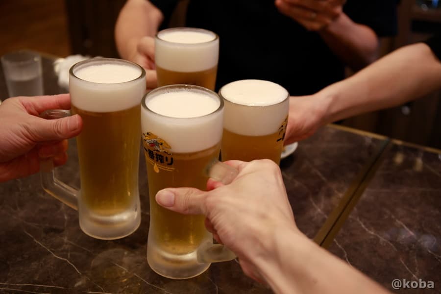 キリン一番搾りの生ビールが入ったジョッキで乾杯している様子