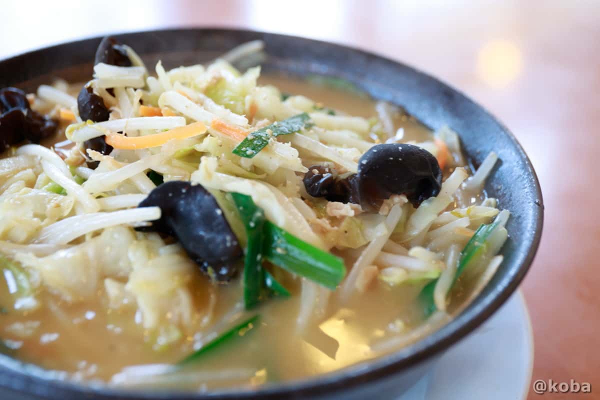 熱々のスープとシャキシャキ野菜が絡む味噌野菜たんめんのアップ