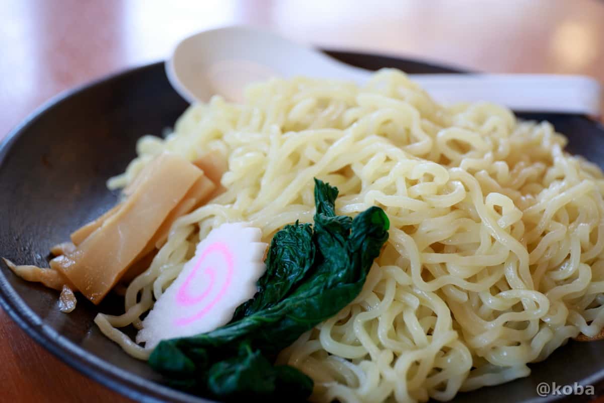 ツヤツヤでもちもちとした魚介豚骨つけめんの冷たい麺