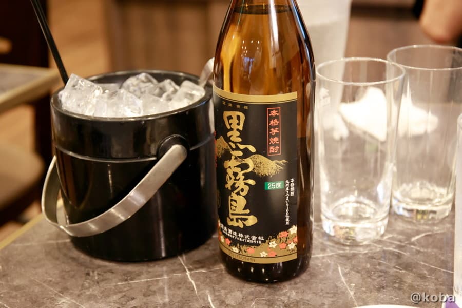 氷の入ったアイスペールと黒霧島の芋焼酎ボトル