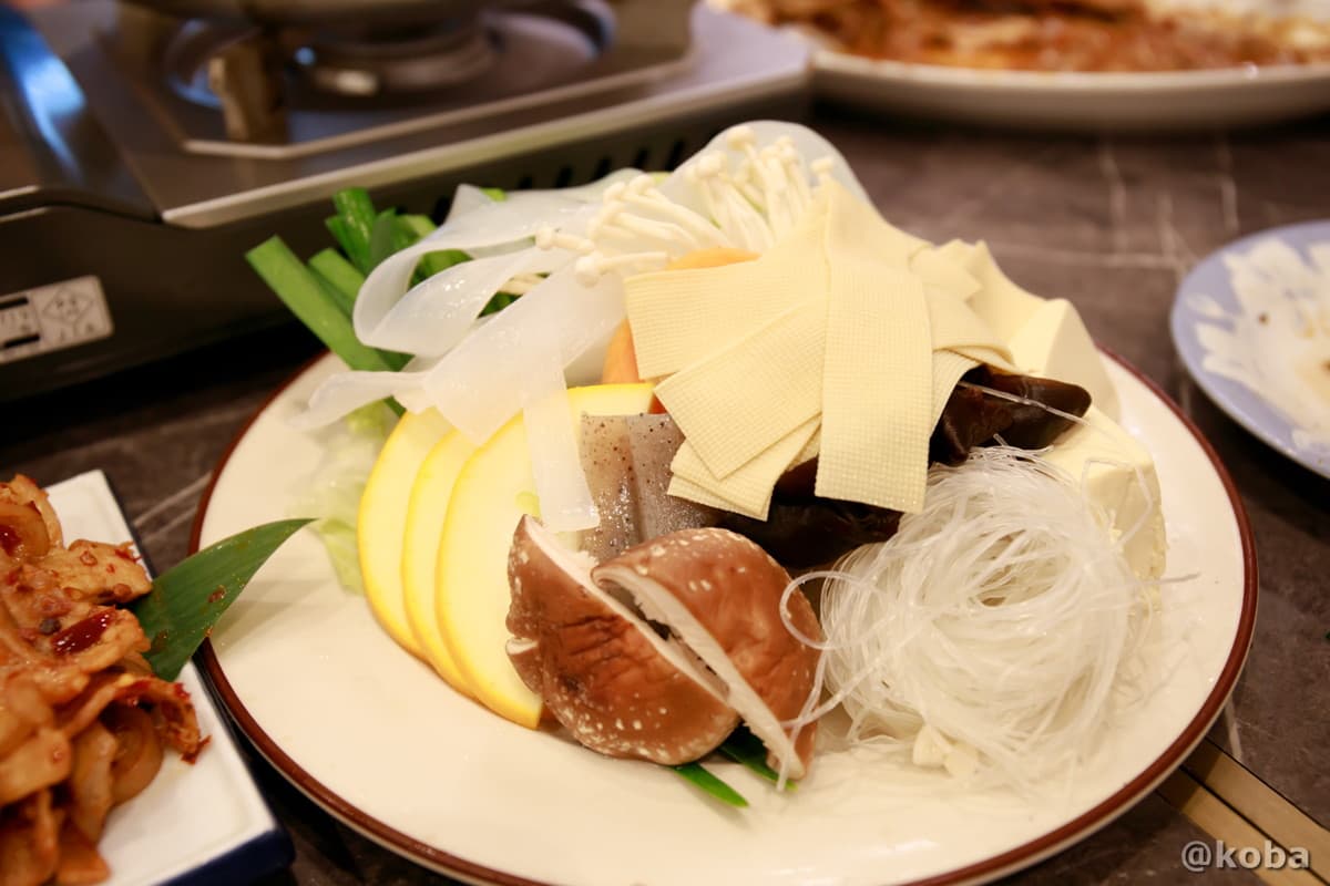 豆腐、えのき、キクラゲなどのお野菜を中心とした火鍋の具材セット