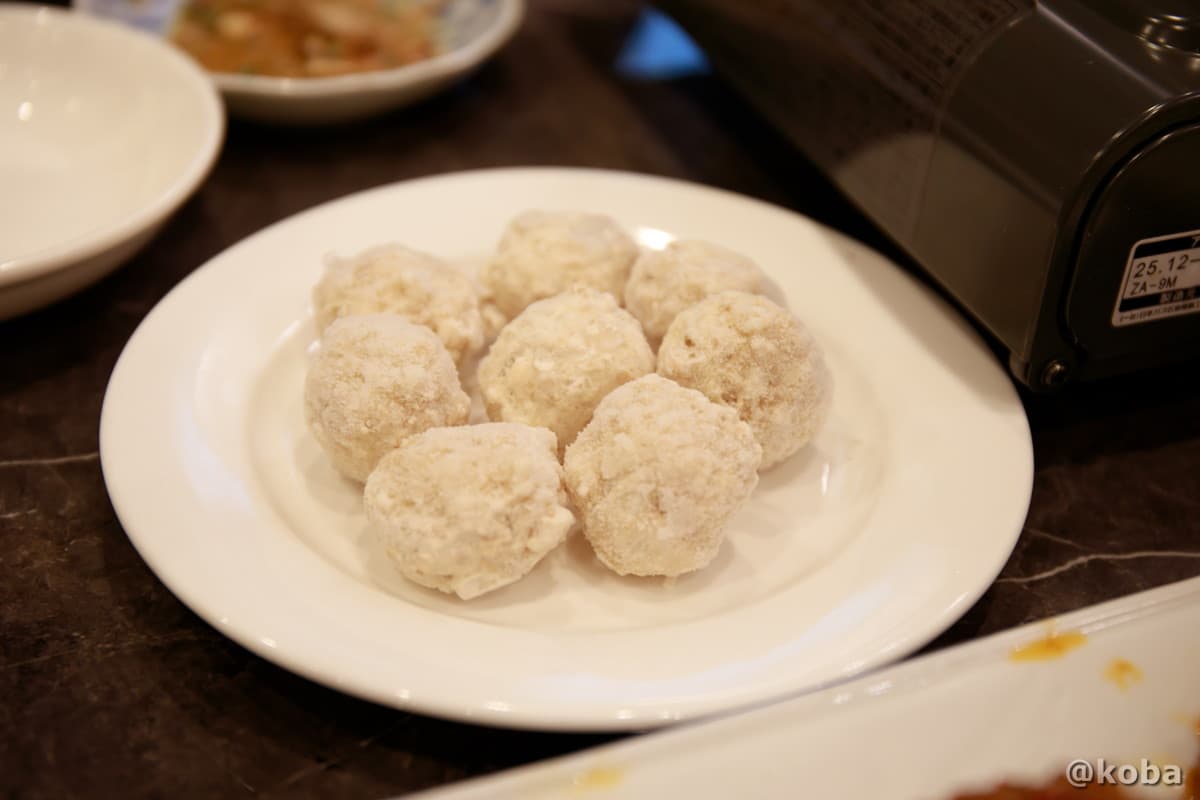 お皿に並べられた手作りの火鍋用特製肉団子