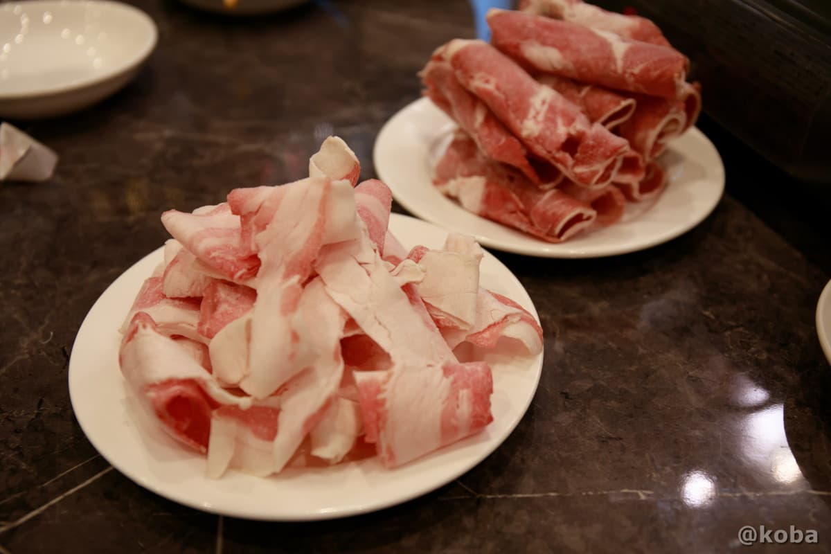 追加で注文したスライスされた生の牛肉と羊肉の盛り合わせ
