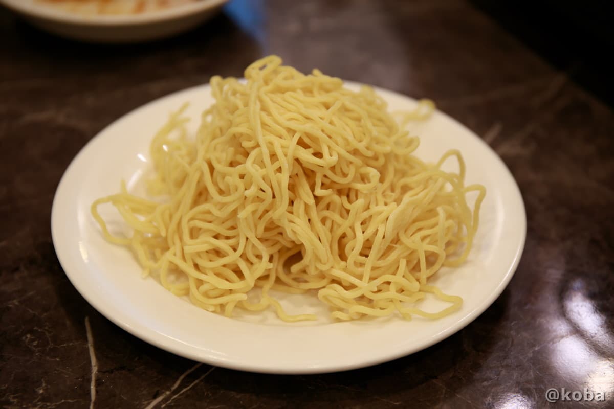 火鍋の〆として用意された追加用のラーメンの麺一玉