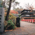 石柱と赤い橋の写真『千と千尋の神隠し』｜四万温泉 積善館本館（シマオンセン セキゼンカンホンカンShimaonsen-sekizen-kan）日帰り入浴｜群馬県吾妻郡中之条町大字四万４２３６｜こばフォトブログ