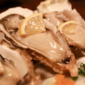 生カキにレモンが載っている美味しそうな写真｜新小岩 伍市（シンコイワ　ゴイチ・sinkoiwa Goichi）｜居酒屋・大衆酒場｜〒124-0024 東京都葛飾区新小岩１丁目５６−２｜こばフォトブログ