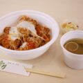 ヒレカツ丼 味噌汁　お新香の写真｜兎月本店（とげつ ほんてん）テイクアウト｜東京都葛飾区・京成立石｜こばフォトブログ