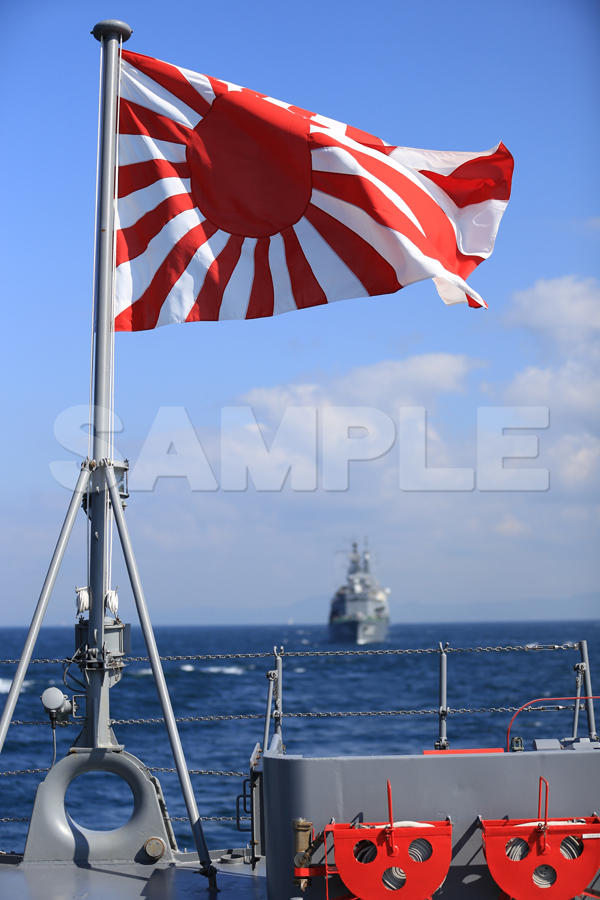 a0070_観艦式 「自衛艦旗」 艦名とね 青,船,護衛艦,日本