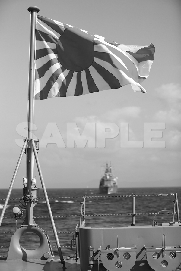 a0072_観艦式 「自衛艦旗」 艦名とね 白黒,船,護衛艦,日本