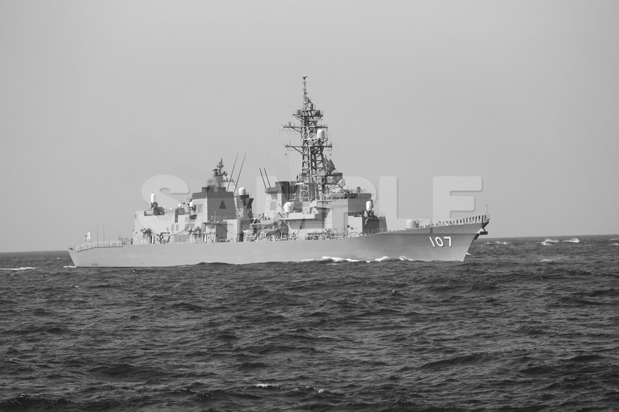 観艦式 「107いかづち」 白黒 船 護衛艦
