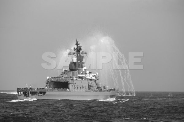 観艦式 「ミサイル艇 高速航行 ＩＲデコイ発射」 白黒 船 護衛艦