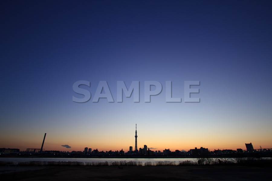 空気が澄んでいた日の夕方、葛飾区四つ木の河川敷で撮影した東京スカイツリー 「薄明・トワイライト」 / ライティングイメージ：なし / 6,000×4,000pixel
