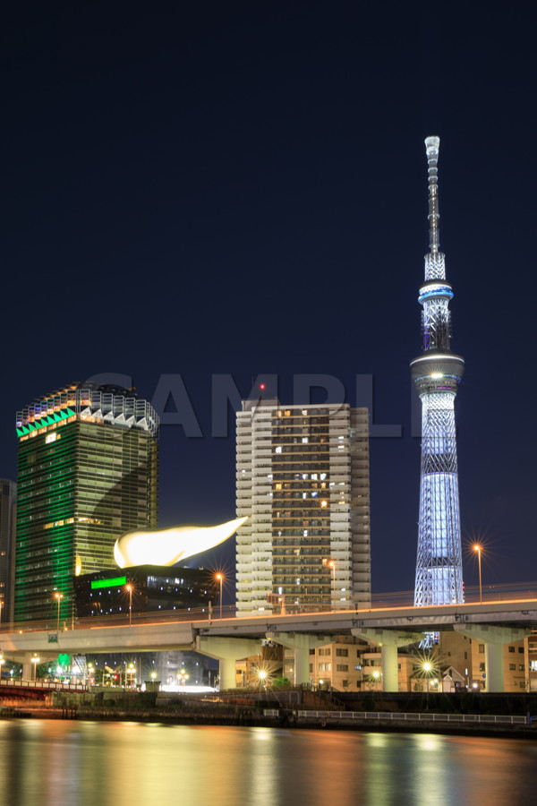 駒形橋 東京大空襲 白色のライティング 03月10日 吾妻橋 アサヒビール 台東区 隅田川 スカイツリー 夜景 Tokyo skytree 無料 画像 フリー素材