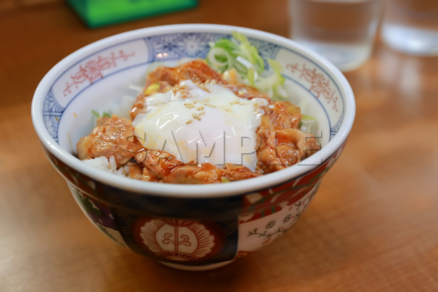 ホルモン丼 無料 画像 フリー素材