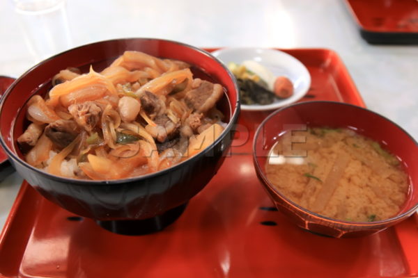 熊丼 / 熊肉 / 定食 / ジビエ料理 / 6,000×4,000pixel │無料画像・フリー素材