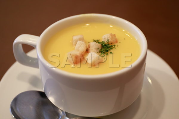 コーンスープ / トウモロコシ / 温かいスープ / 洋食料理 / 6,000×4,000pixel  │無料画像・フリー素材