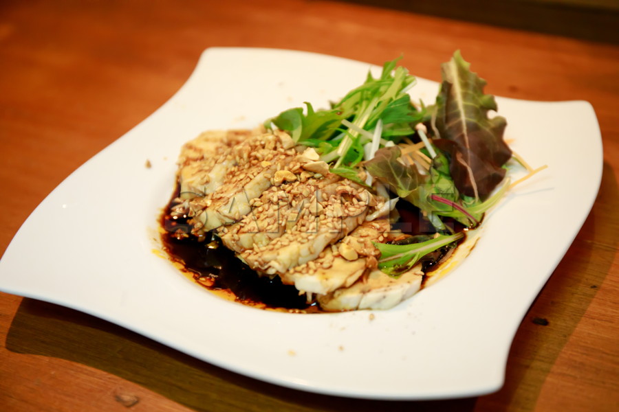 口水鶏（よだれ鶏） / ピリ辛ダレ / 料理の味を思い出すとよだれが出るほど美味しいといわれる / 四川料理 / 中華料理 / 6,000×4,000pixel │無料画像・フリー素材